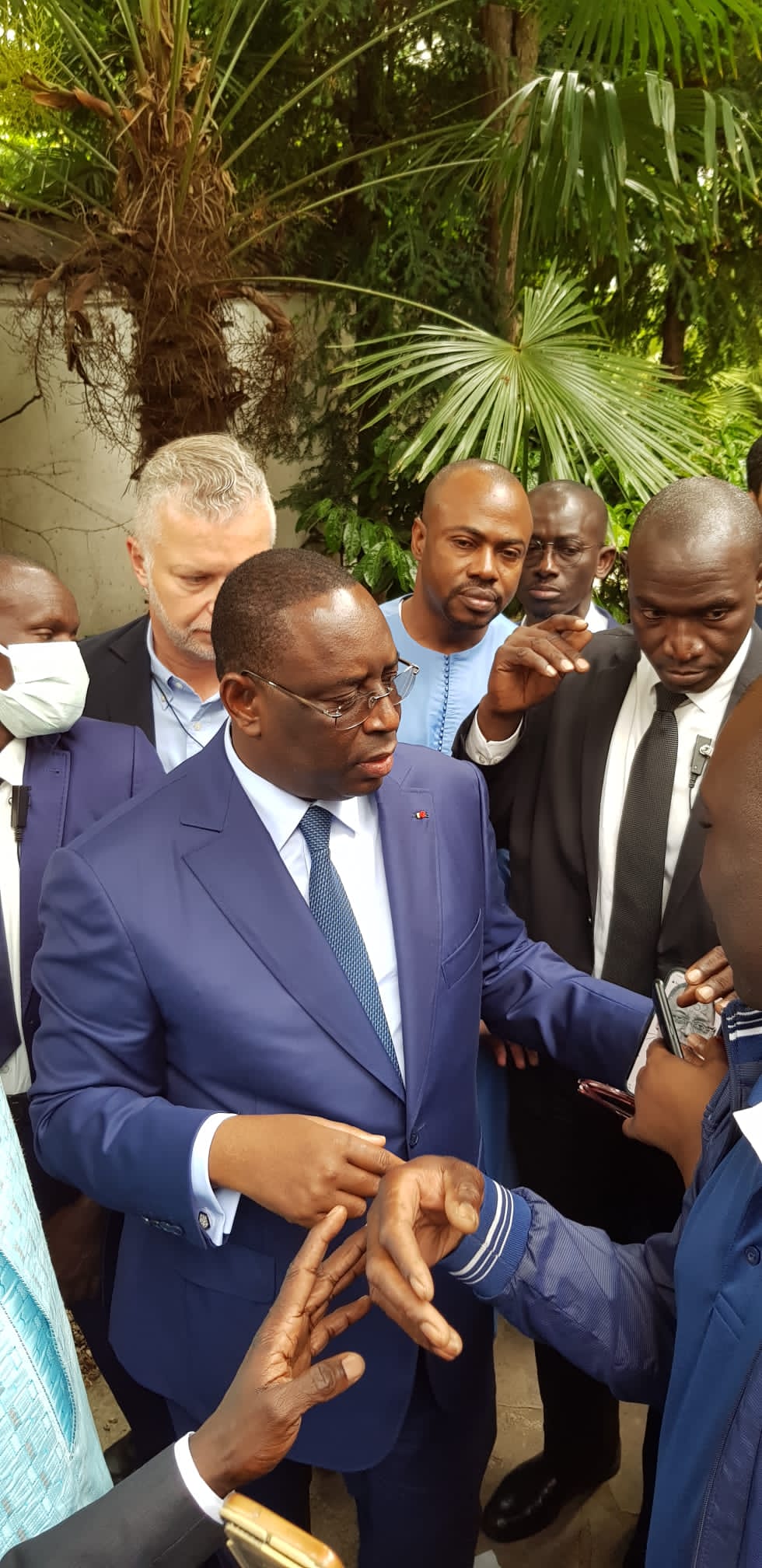 Aliou Dembourou Sow accueille Macky Sall qui échange avec les apéristes et membres de BBY Aliou Dembourou Sow accueille Macky Sall qui échange avec les apéristes et membres de BBY