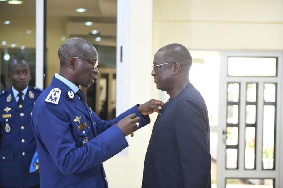 Mouhamadou Moustapha Ba décoré par le haut commandant de la gendarmerie Mouhamadou Moustapha Ba décoré par le haut commandant de la gendarmerie