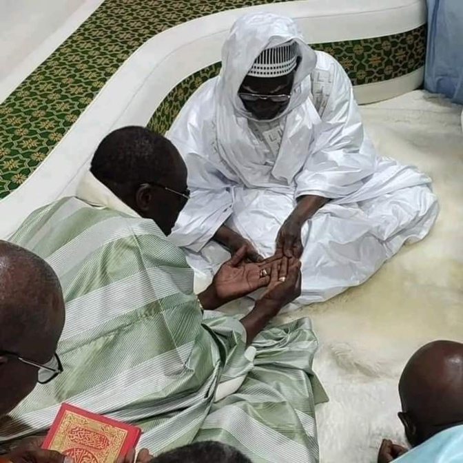 Touba : Serigne Abo Mbacké remet un "adiya" de 236 millions FCfa au Khalife général des Mourides Serigne Mountakha