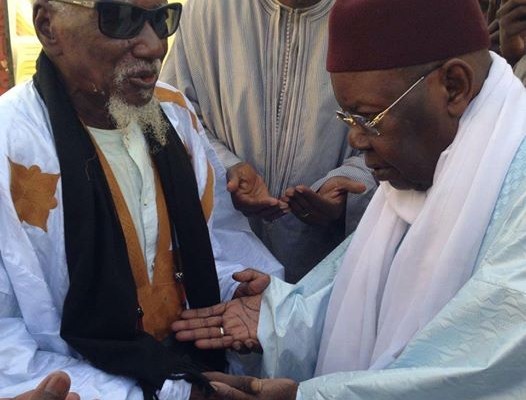 La chaleureuse poignée de main entre Serigne Cheikh Sidy Mokhtar et Serigne Abdoul Aziz Al Amine