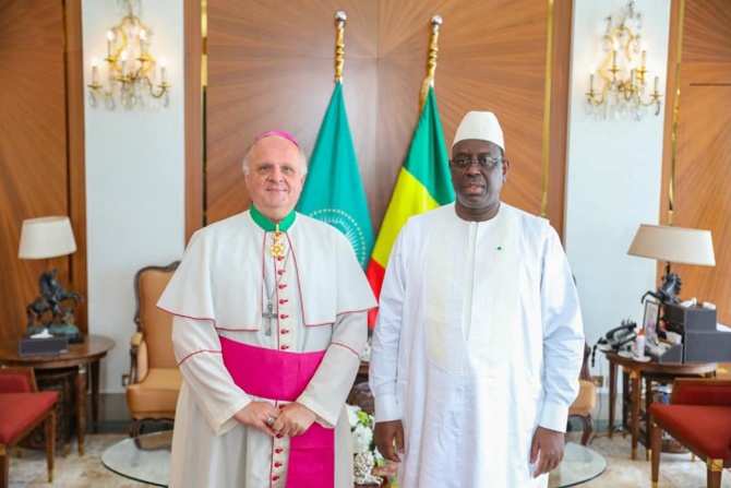 Nonce apostolique, envoyé permanent du pontife romain fait ses adieux au Président Macky Sall : il a été élevé commandeur dans l'ordre national du Lion
