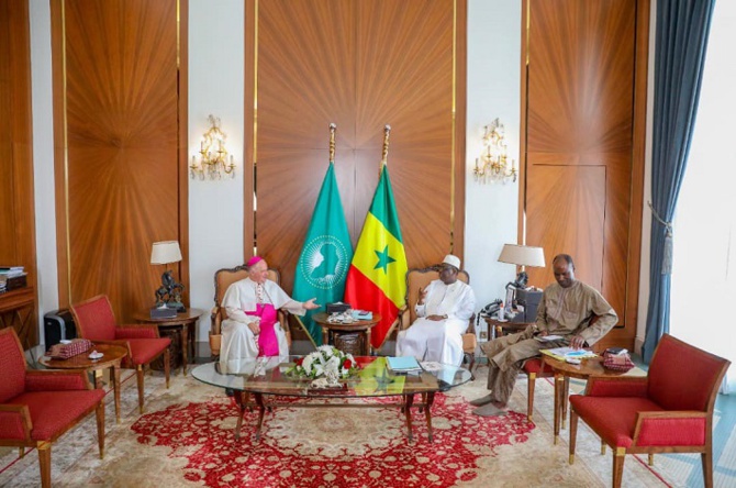Nonce apostolique, envoyé permanent du pontife romain fait ses adieux au Président Macky Sall : il a été élevé commandeur dans l'ordre national du Lion Nonce apostolique, envoyé permanent du pontife romain fait ses adieux au Président Macky Sall : il a été élevé commandeur dans l'ordre national du Lion