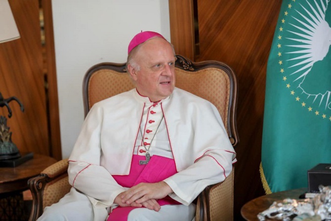 Nonce apostolique, envoyé permanent du pontife romain fait ses adieux au Président Macky Sall : il a été élevé commandeur dans l'ordre national du Lion Nonce apostolique, envoyé permanent du pontife romain fait ses adieux au Président Macky Sall : il a été élevé commandeur dans l'ordre national du Lion