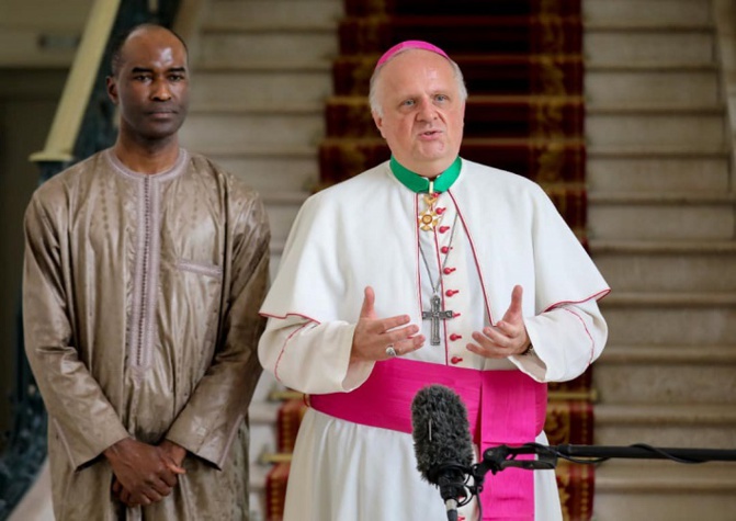 Nonce apostolique, envoyé permanent du pontife romain fait ses adieux au Président Macky Sall : il a été élevé commandeur dans l'ordre national du Lion Nonce apostolique, envoyé permanent du pontife romain fait ses adieux au Président Macky Sall : il a été élevé commandeur dans l'ordre national du Lion