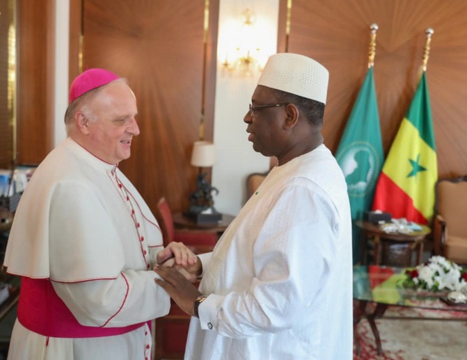 Nonce apostolique, envoyé permanent du pontife romain fait ses adieux au Président Macky Sall : il a été élevé commandeur dans l'ordre national du Lion Nonce apostolique, envoyé permanent du pontife romain fait ses adieux au Président Macky Sall : il a été élevé commandeur dans l'ordre national du Lion