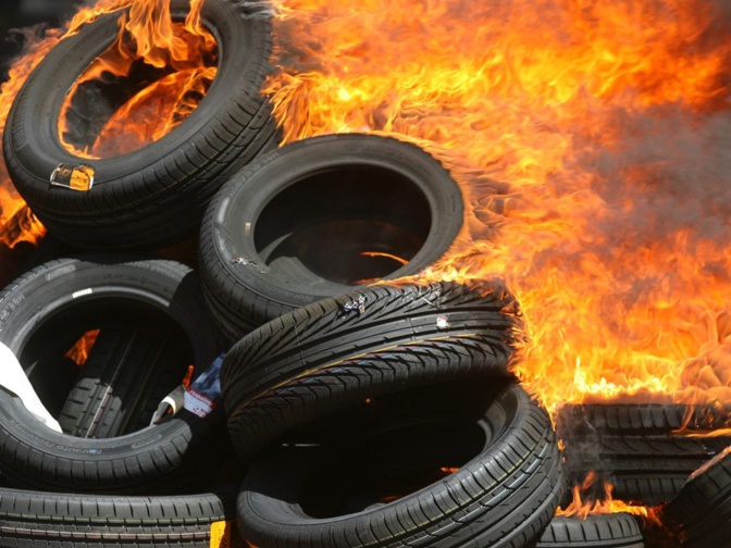 Opération anti-émeutes à Dakar : La chasse aux…pneus usés !