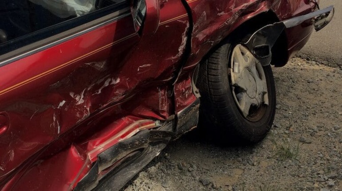 Deux frères congolais, ivres, percutent la voiture de LOCASEN : Le chauffeur Balla Ndiaye, furieux, assène un coup de couteau à la tête de l'un d'eux et...