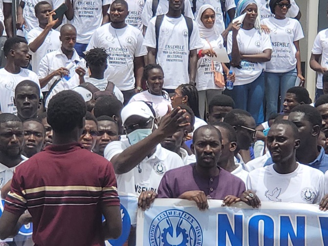 UCAD : Les étudiants marchent pour la paix et la non-violence dans l’espace universitaire.
