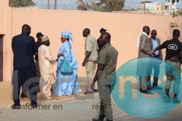Photos - Visite mouvementée de Wade au Camp pénal: Aïda Mbodj interdite de voir Aïda Ndiongue, les militants libéraux dispersés par les lacrymogènes