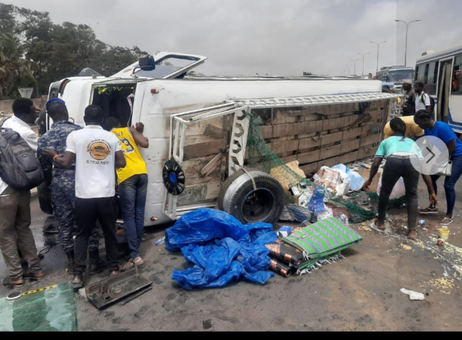 Autoroute à péage: Un "Ndiaga Ndiaye" se renverse, 27 blessés enregistrés, dont 2 dans un état grave