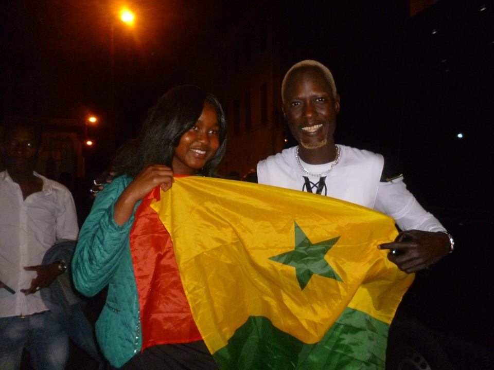 Babacar Seck brandit le drapeau du Sénégal dans les rues de Paris