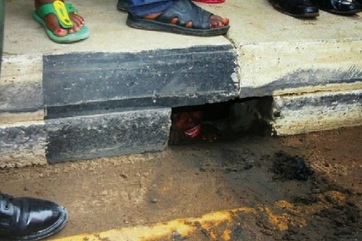 (5) Photos choquantes – Nigéria : Une présumée sorcière se change en un oiseau et reste coincée sous un drainage à Lagos… Regardez