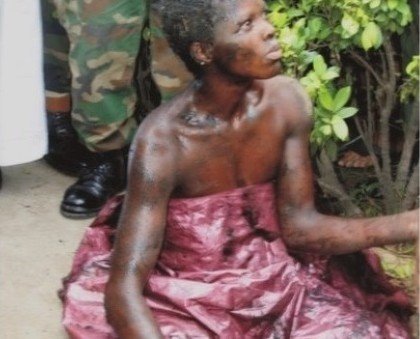(5) Photos choquantes – Nigéria : Une présumée sorcière se change en un oiseau et reste coincée sous un drainage à Lagos… Regardez