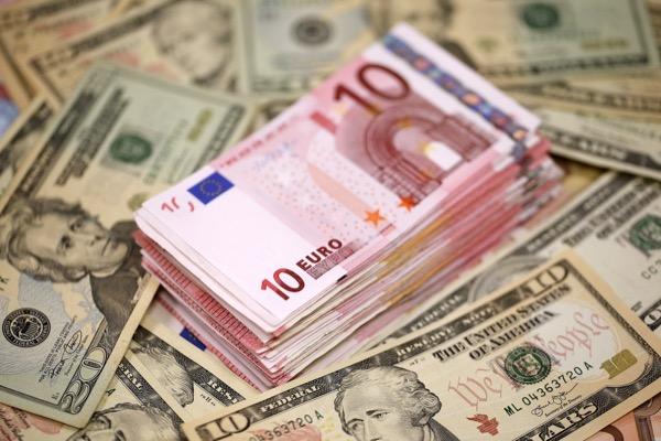 L’euro et le dollar sont égaux pour la première fois en 20 ans