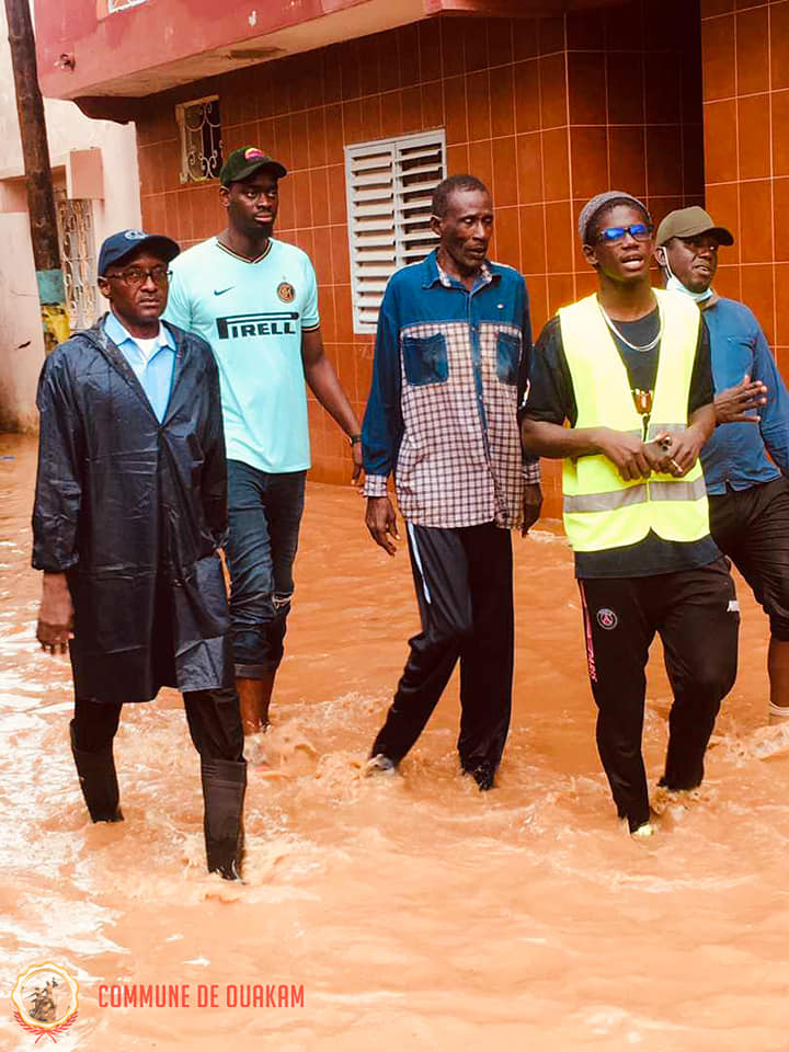 Inondations à Ouakam : Le maire Abdoul Aziz Guèye répond aux préoccupations des populations et met des moyens nécessaires et efficaces Inondations à Ouakam : Le maire Abdoul Aziz Guèye répond aux préoccupations des populations et met des moyens nécessaires et efficaces