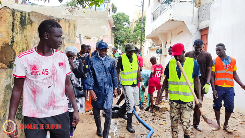 Inondations à Ouakam : Le maire Abdoul Aziz Guèye répond aux préoccupations des populations et met des moyens nécessaires et efficaces Inondations à Ouakam : Le maire Abdoul Aziz Guèye répond aux préoccupations des populations et met des moyens nécessaires et efficaces
