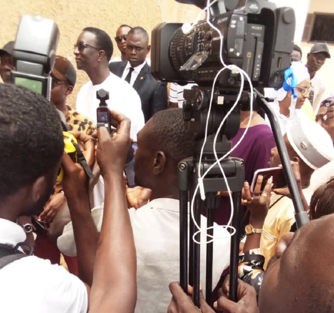 Légère hausse de tension à l’arrivée de Amadou Ba : Quand son bureau de vote envahi par la presse énerve l’opposition