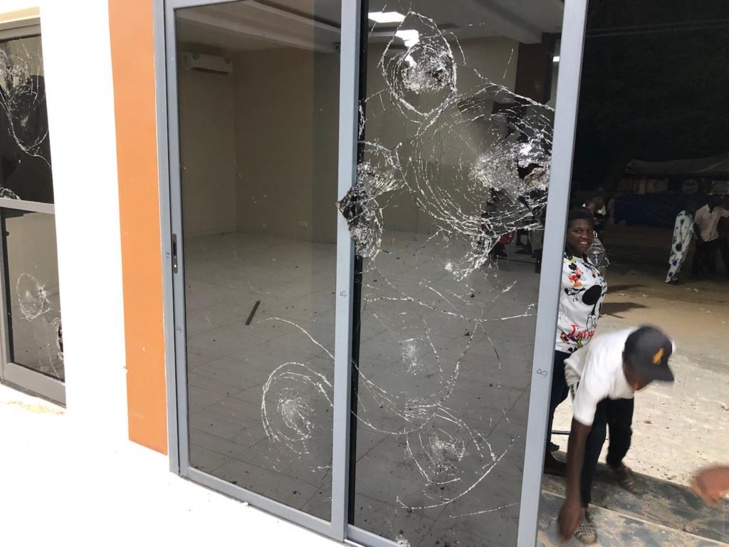 Urgent / Violences à Sangalkam : Le siège de BBY vandalisé par le maire Pape Sow et ses militants, à la suite d'une bataille rangée