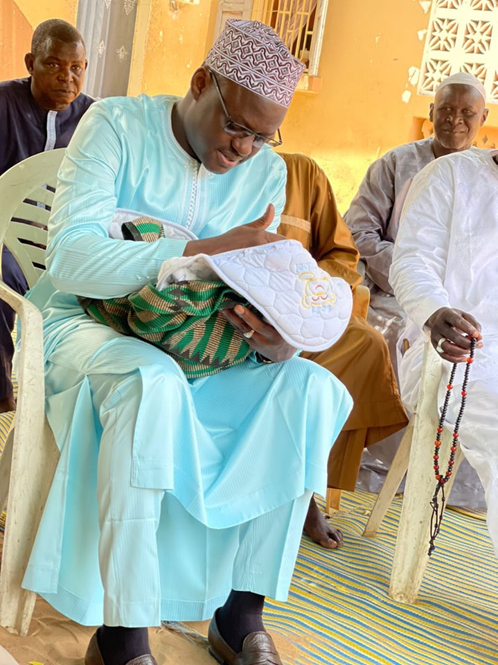 Baptême: Mor Diop, conseiller municipal donne le nom de son fils au maire Bara Gaye (Photos) Baptême: Mor Diop, conseiller municipal donne le nom de son fils au maire Bara Gaye (Photos)