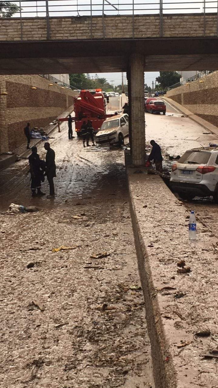 Horreur à la Corniche Ouest : Des voitures englouties par les eaux, une dame trouve la mort