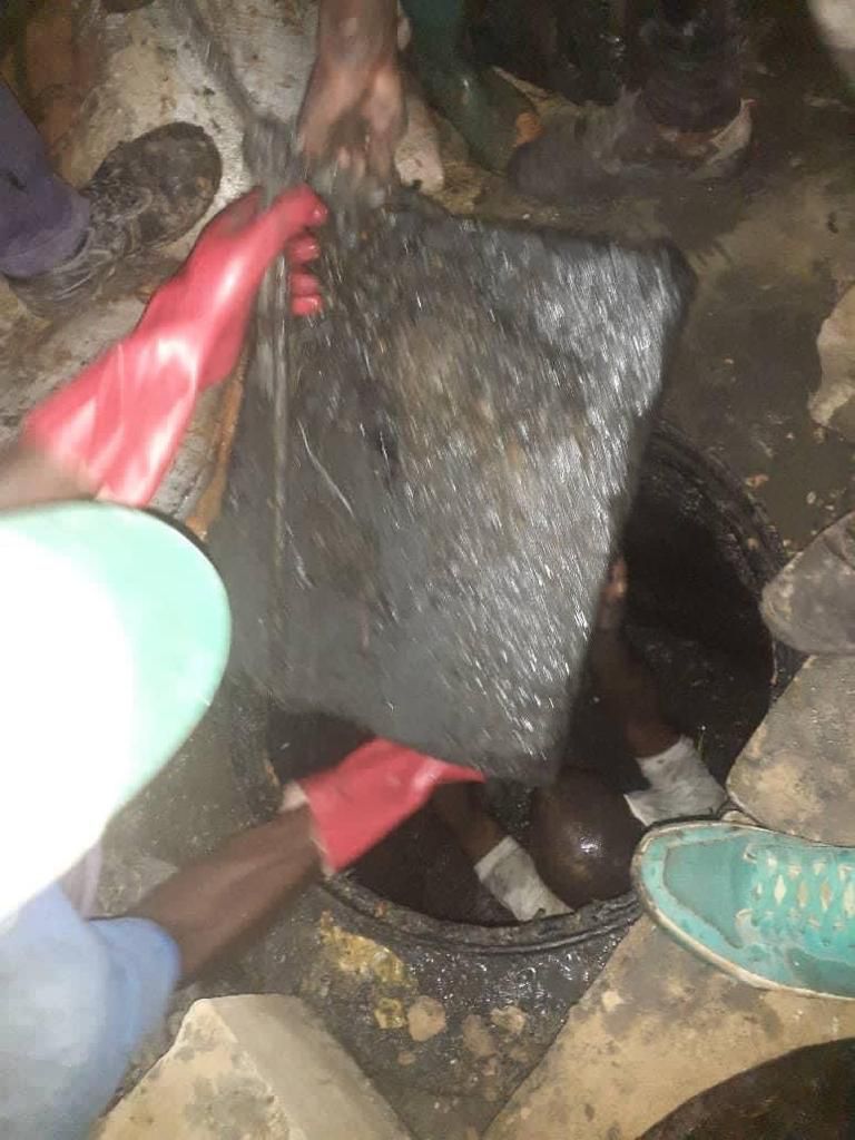 Inondations: Les images incroyables des égouts sabotés avec du... Inondations: Les images incroyables des égouts sabotés avec du...