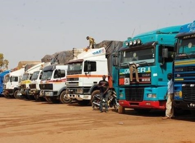 14 camions sénégalais brûlés au Mali : Les sinistrés attendent toujours les 70 millions promis par Macky Sall