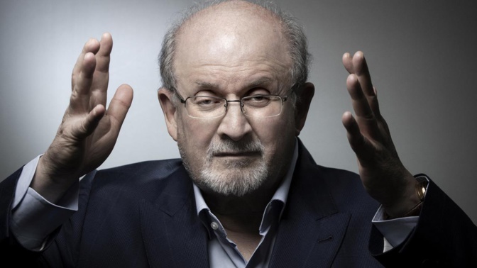 Etats-Unis: Salman Rushdie, poignardé, placé sous respiration artificielle, pourrait perdre un oeil