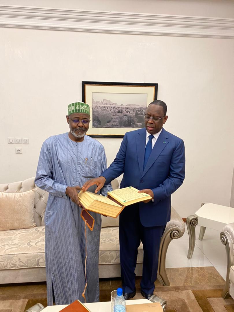 Tchad: Le président du dialogue national offre un coran écrit à la main au Président Sall Tchad: Le président du dialogue national offre un coran écrit à la main au Président Sall