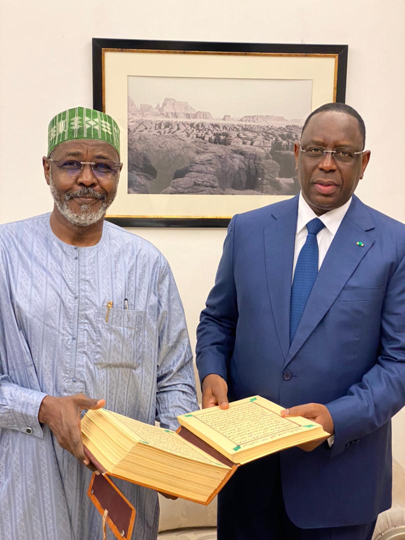 Tchad: Le président du dialogue national offre un coran écrit à la main au Président Sall
