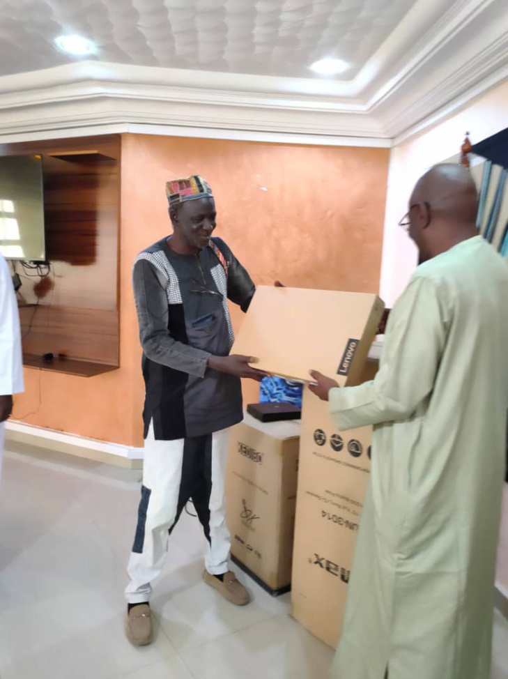 Lauréat du Prix du Meilleur Conteur International : Amadou Sow dit Zoumba reçu par le ministre de la culture Lauréat du Prix du Meilleur Conteur International : Amadou Sow dit Zoumba reçu par le ministre de la culture