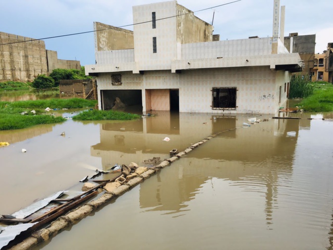 Inondations : frustrés, les riverains du Marigot de Mbao barrent la route nationale