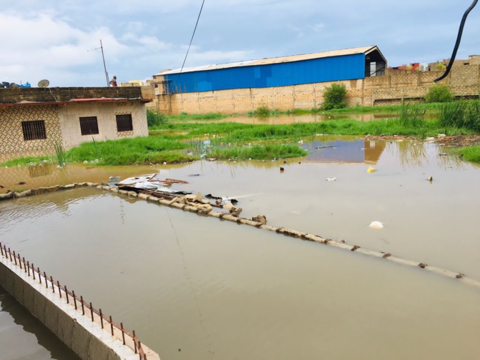 Inondations : frustrés, les riverains du Marigot de Mbao barrent la route nationale