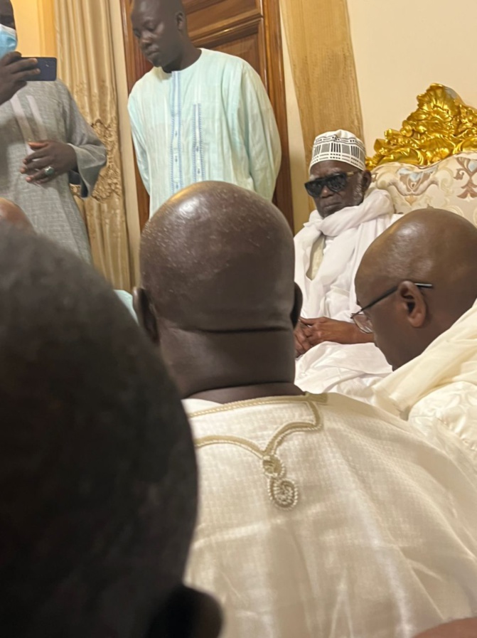 Touba: Me Abdoulaye Wade annonce la candidature de Karim Wade et rappelle le protocole de Massalikoul au Khalife des Mourides Touba: Me Abdoulaye Wade annonce la candidature de Karim Wade et rappelle le protocole de Massalikoul au Khalife des Mourides