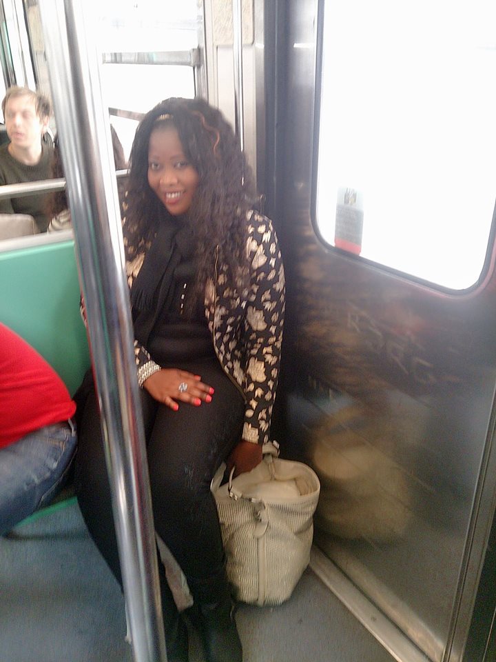 Fatou Abdou Ndiaye de la Sen Tv dans le métro parisien 