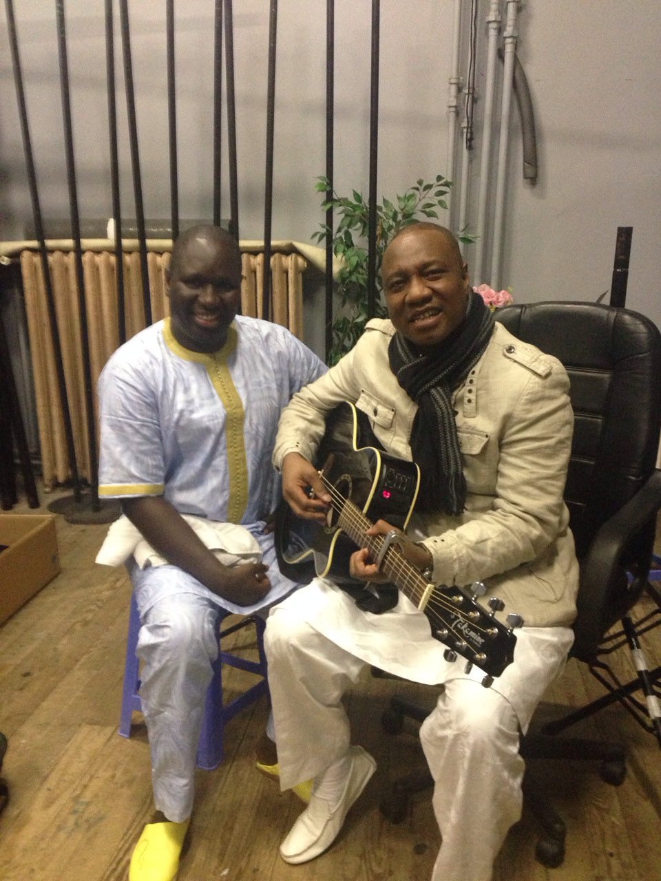 Salam Diallo pose avec le grand Sékouba Bambino 