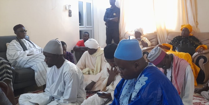 Remerciements et prières Wallu Sénégal à Thiès : la délégation chaleureusement reçue par le Khalife El Hadji Mounirou Ndieguene. Remerciements et prières Wallu Sénégal à Thiès : la délégation chaleureusement reçue par le Khalife El Hadji Mounirou Ndieguene.