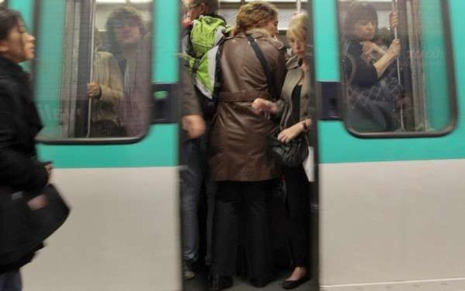 La victime d’une main aux fesses se rebelle et le gifle : l’agresseur maîtrisé par les passants