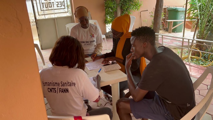 Photos/ Don de sang à Ouest-Foire: Des Humanitaires sanitaires offrent avec générosité des poches de sang au Cnts