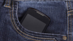 Messieurs, enlevez tout de suite votre GSM de votre poche Messieurs, enlevez tout de suite votre GSM de votre poche