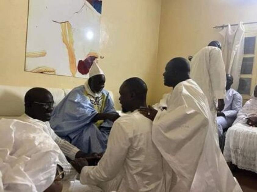 Magal Touba 2022 : Ousmane Sonko et leaders de la coalition Yewwi Askan wi dans la ville sainte Magal Touba 2022 : Ousmane Sonko et leaders de la coalition Yewwi Askan wi dans la ville sainte