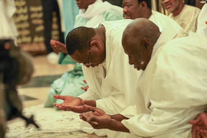 Touba: Après sa visite chez le khalife, Macky Sall s'est recueilli au mausolée de Cheikh Ahmadou Bamba Touba: Après sa visite chez le khalife, Macky Sall s'est recueilli au mausolée de Cheikh Ahmadou Bamba