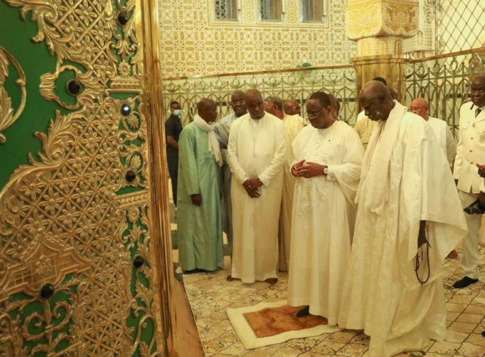 Touba: Après sa visite chez le khalife, Macky Sall s'est recueilli au mausolée de Cheikh Ahmadou Bamba