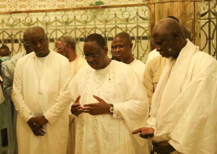 Touba: Après sa visite chez le khalife, Macky Sall s'est recueilli au mausolée de Cheikh Ahmadou Bamba Touba: Après sa visite chez le khalife, Macky Sall s'est recueilli au mausolée de Cheikh Ahmadou Bamba