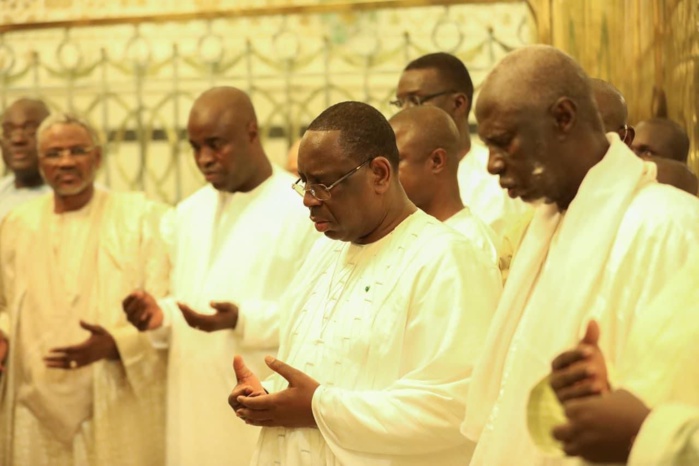 Touba: Après sa visite chez le khalife, Macky Sall s'est recueilli au mausolée de Cheikh Ahmadou Bamba Touba: Après sa visite chez le khalife, Macky Sall s'est recueilli au mausolée de Cheikh Ahmadou Bamba
