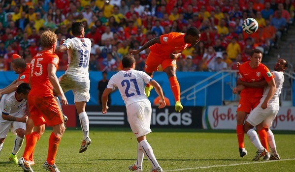 CDM 2014 - Pays-Bas 2 Chili 0: Les Oranges premiers du Groupe B