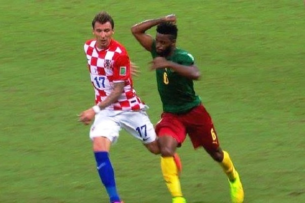Alexandre Song sanctionné par la FIFA pour son « vilain geste » contre Mario Mandzukic