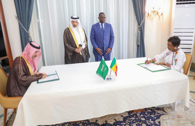 Coopération : Le ministre saoudien du Commerce et de l'Investissement reçu par le Président Sall Coopération : Le ministre saoudien du Commerce et de l'Investissement reçu par le Président Sall
