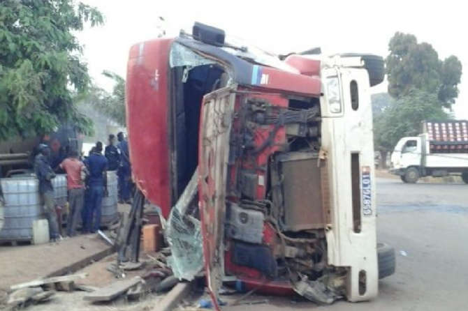Un camion chargé de phosphates se renverse à Linguère-Dahra : 1 mort et 2 blessés graves