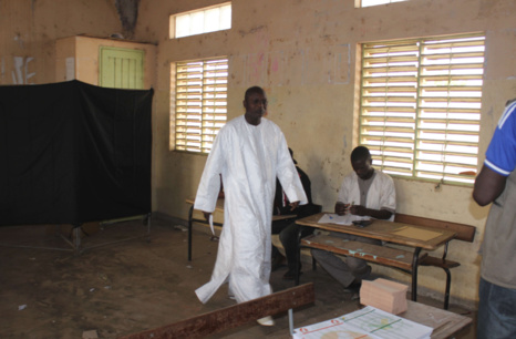 IMAGES/VIDEO - Le Ministre Oumar Gueye et candidat à la mairie de Sangalkam a accompli son devoir de citoyen 