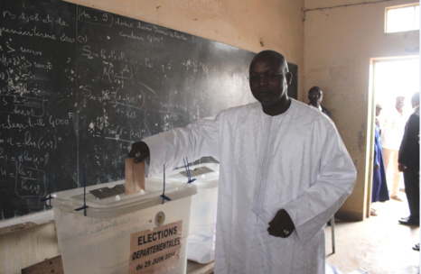 IMAGES/VIDEO - Le Ministre Oumar Gueye et candidat à la mairie de Sangalkam a accompli son devoir de citoyen 